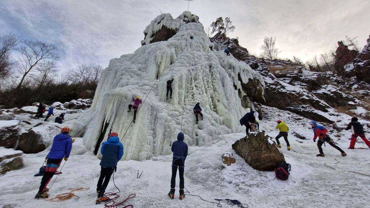 FOTO: Ledové království na Vysočině obsadili horolezci s cepíny